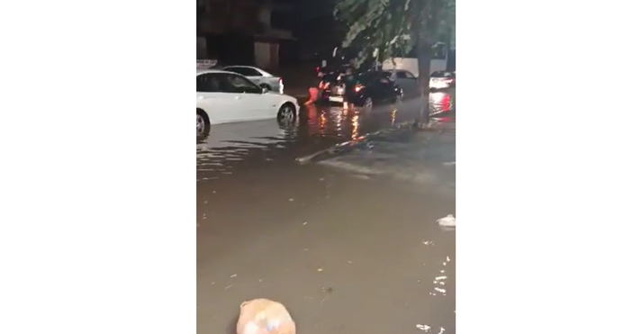 Стопкадри meteobalkans.comБуря и пороен дъжд с гръмотевици удариха Несебър.Природното бедствие наводни улиците