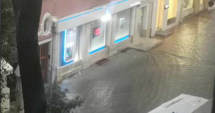 Снимки ПетелМощна буря удря в момента Варна.Поройният дъжд, придружен с