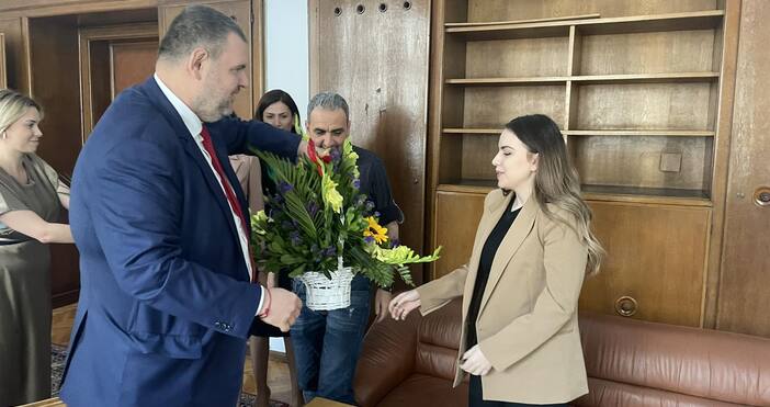 Делян Пеевски се срещна с шахматистката Нургюл Салимова и баща й