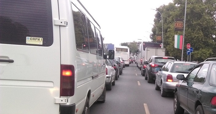  Километрично задръстване от автомобили в посока Гърция Тапата на автомагистрала