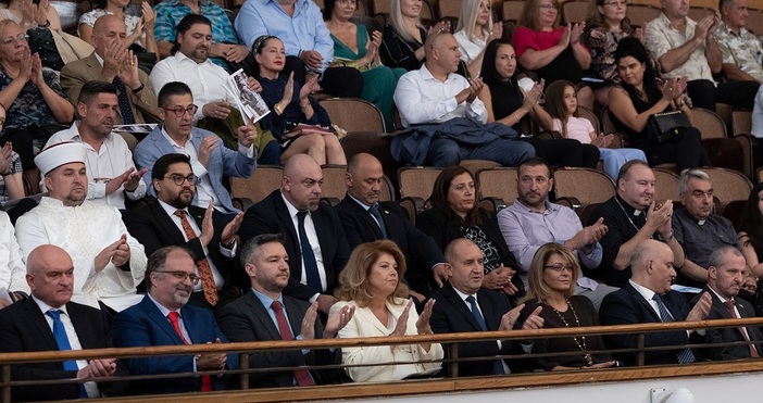 Президентът Румен Радев и вицепрезидентът Илияна Йотова уважиха концерт по повод