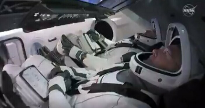 Пилотираният космически кораб Crew Dragon на SpaceX с екипажа на