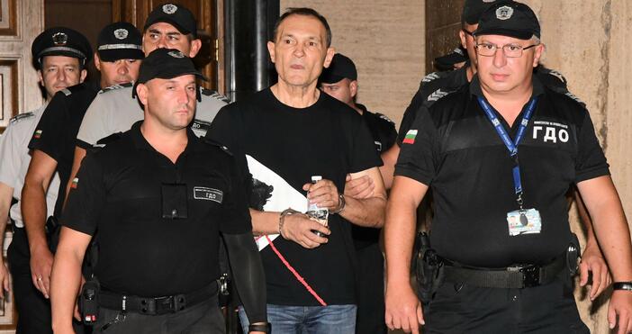 Софийският апелативен съд решава дали бизнесменът Васил Божков ще остане