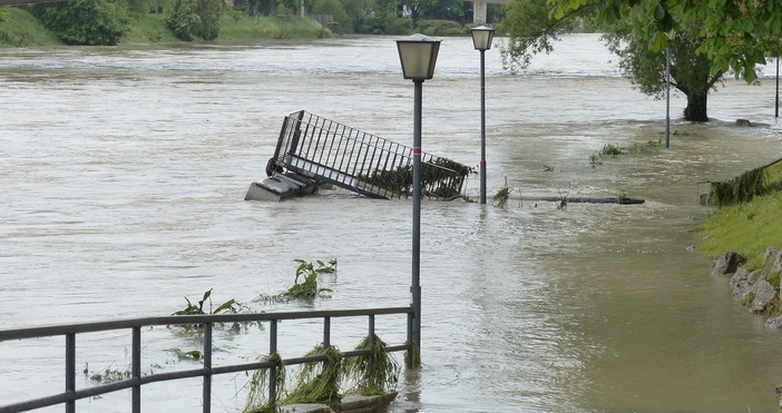 Унищожителни наводнения и в други държави  Най малко 21 души загинаха в