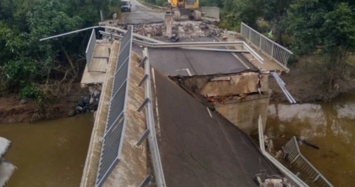 Разрушиха напълно моста на основния път между Царево и Ахтопол.Предстои