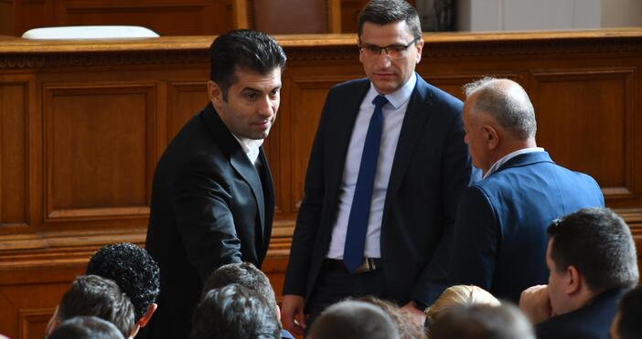 Кирил Петков обяви пред журналисти, че ГЕРБ-СДС и ПП-ДБ са