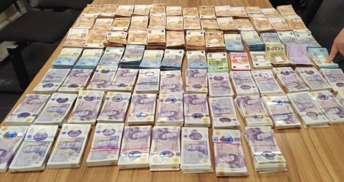 Митничари намериха огромно количество недекларирана валута 46 210 британски