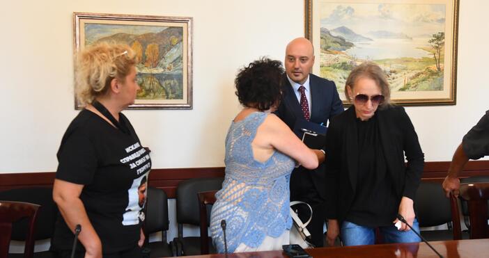 Министърът на правосъдието разговаря с близки на загинали в катастрофи.