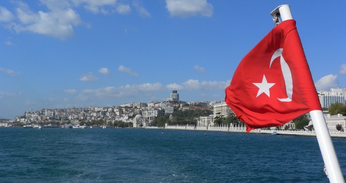 Екипи на турската брегова охрана са спасили две групи с