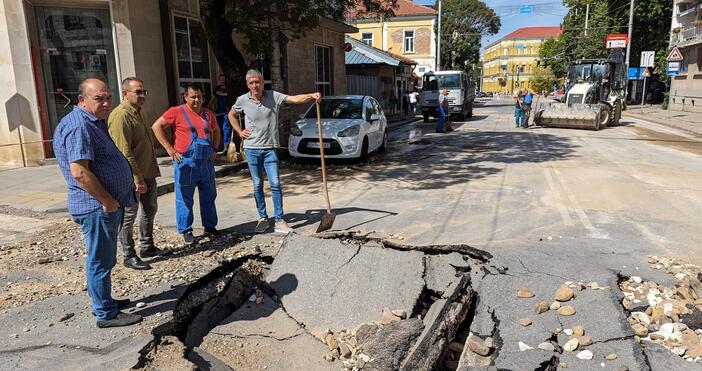 Снимки 20-метров гейзер изригна в Плевен: Тръба с топла вода се
