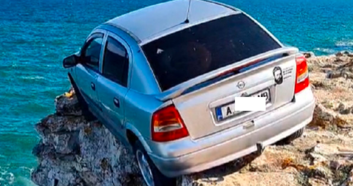 Кола увисна на скалите край Тюленово От кадри в социалните