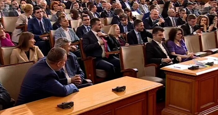 След два часа дебати не приеха нищо по антикорупционния закон  Депутатите