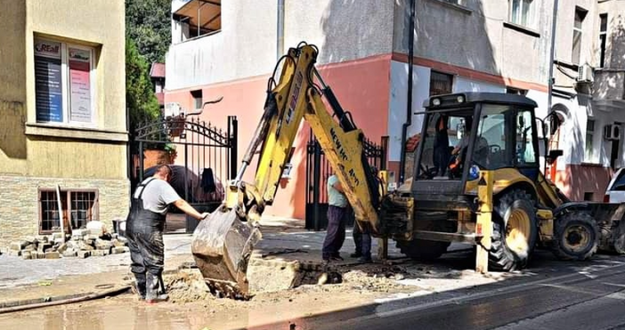 Снимки ФБ Спаси ВарнаРазкопаха прясно ремонтираната улица Свети Климент във Варна От