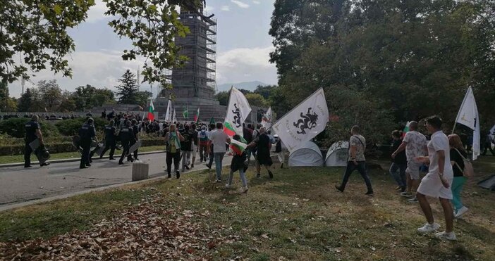 Протестът организиран от партия Възраждане ескалира до бой с полицията