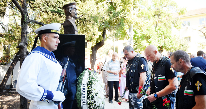 Снимки Историческо събитие за морската столица Паметник на ген Иван Колев