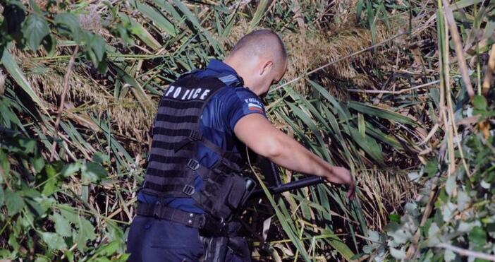 снимки Полицаи и кучета претърсиха тръстиките на езерото Вая за