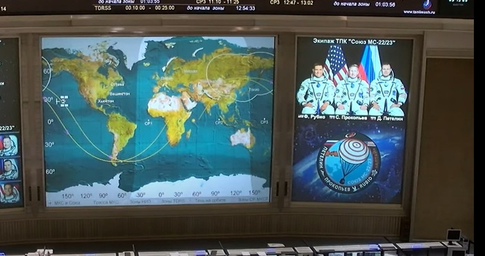 Екипажът на повредения руски космически кораб Союз МС-22 се приземи