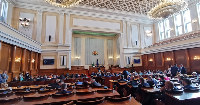 След остри нападки и разпалени дебати парламентът прие решение, с