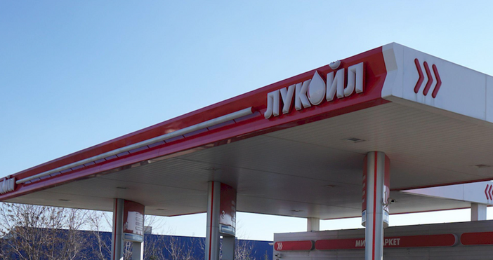 Лукойл ще работи още година с руски петрол решиха депутатите