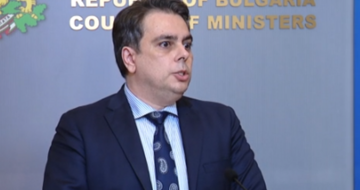 Финансовият министър Асен Василев и премиерът Н иколай Денков дадоха