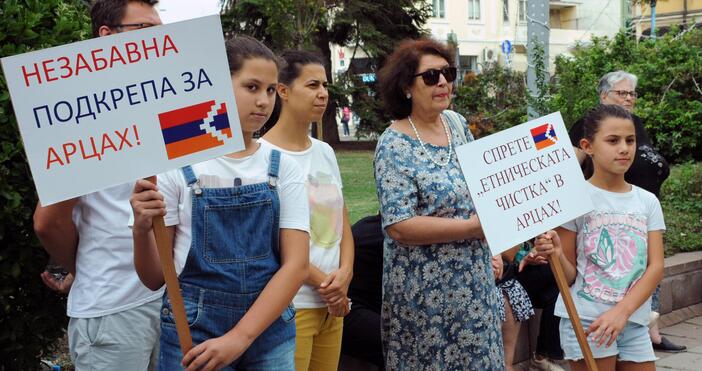 Снимки: Арменци излязоха на протест в Бургас заради случващото се в