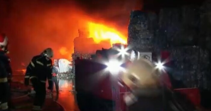 Трима огнеборци са пострадали при пожар в предприятие за пластмасови