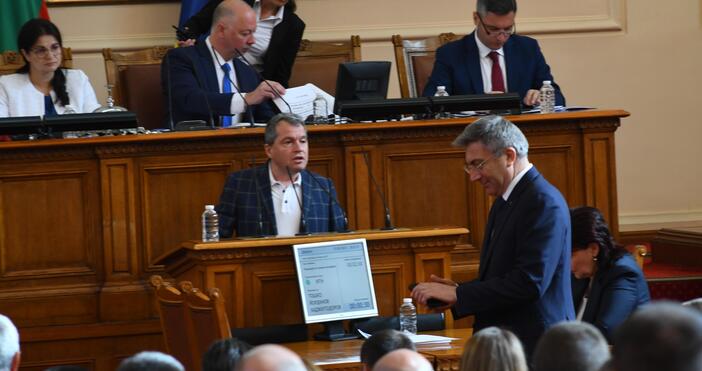 По интересен начин върви днешното заседание на парламента, което е