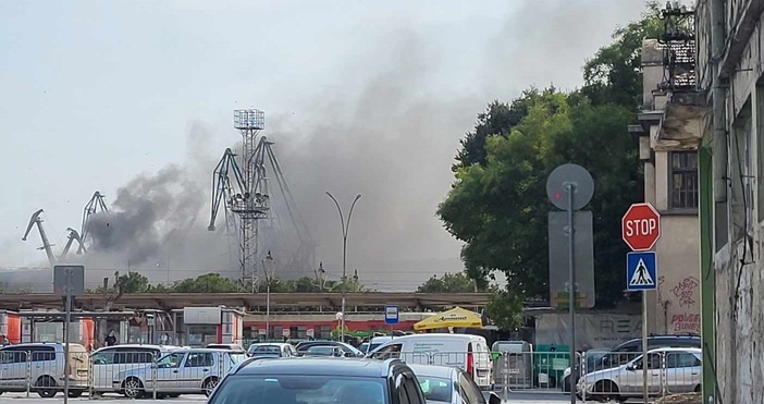 Снимки ЧитателПожар гори в пристанище Варна съобщи читател на Петел Към
