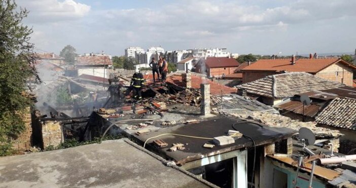 40 кв м покривна конструкция и мебели изгоряха при пожар на 