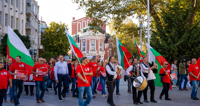 С червено шествие от стотици социалисти БСП-Варна откри предизборната си