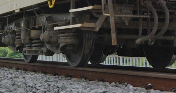 На косъм от инцидент с влак: Жена опита да се качи