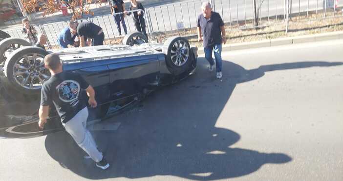 Кола се обърна близо до сградата на Община Варна. Инцидентът