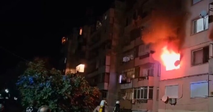 Огнеборците заварили огромни пламъци излизащи от прозорецаПожар пламна в апартамент