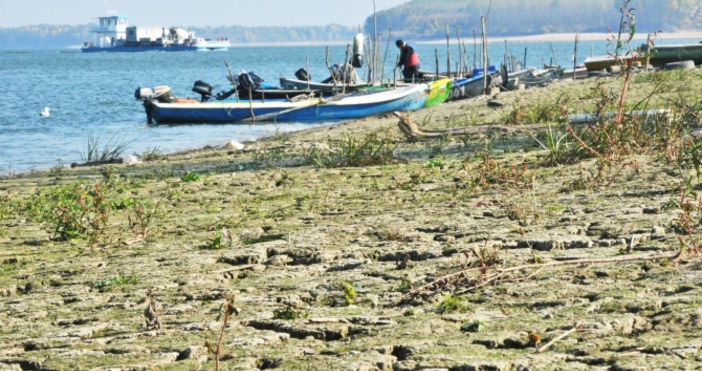 Рекордно ниско ниво на река Дунав отчетоха край Русе: Нивото на
