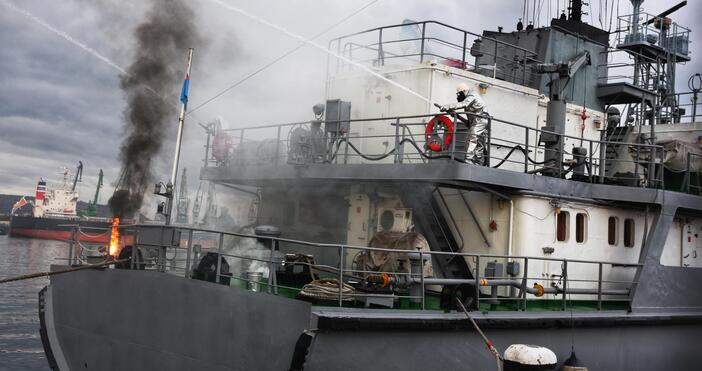 Снимки Гасиха пожар на кораб в пристанище Варна. Акцията е