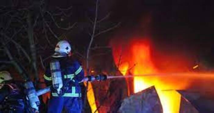 Втори ден пожарникари и горски служители се борят с пожара