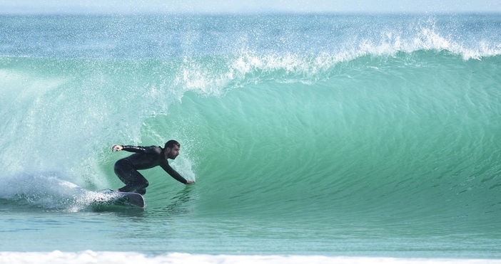 Условията са прекрасни за т.нар. Хавайски сърф.Вълните са 2-3 бала,