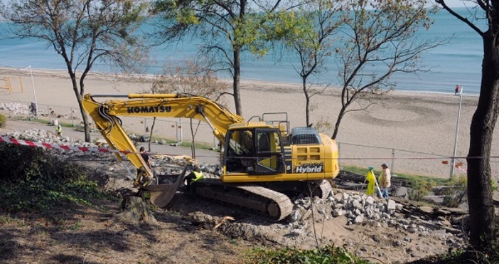 Започна укрепването на свлачище в Морската градина на Бургас.Районът от