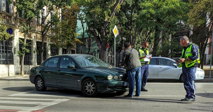 Снимки Инцидент на оживен път във Варна Мъж ударен от автомобил на