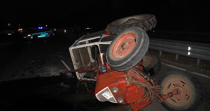 Снимки: Трактор се обърна, след като бе блъснат от кола,