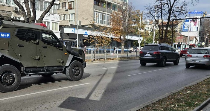 Военен автомобил с емблемите на НАТО се появи по улиците