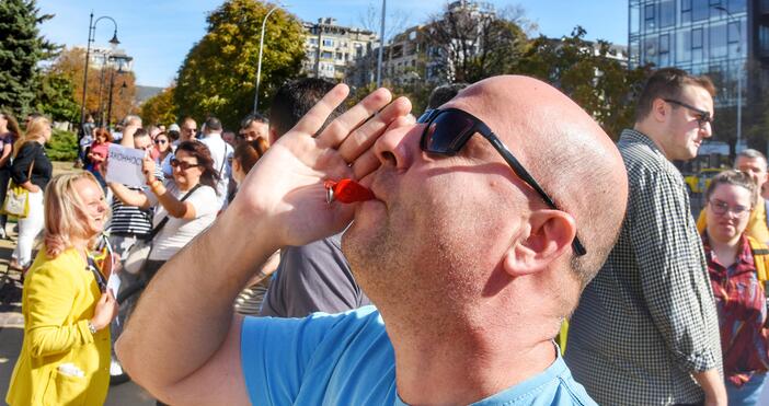 снимки Варненци протестираха в почивния си ден срещу решението на