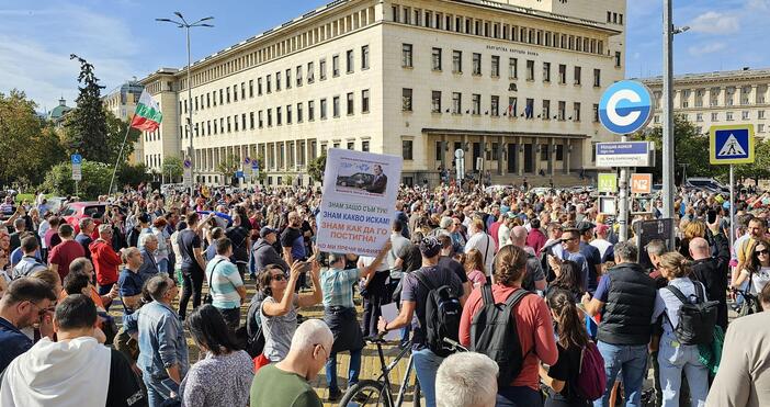 Двата протеста в столицата в защита на машинното гласуване се