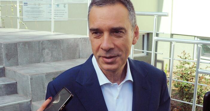 Димитър Николов печели убедително кметските избори в Бургас. Той е