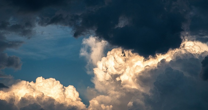 Облаци настъпват над морето утре: Тази нощ през страната ще премине