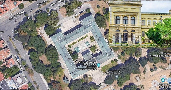 Във Варна има Палацо Дворец Хармонични пропорции обемната композици  обширният двор