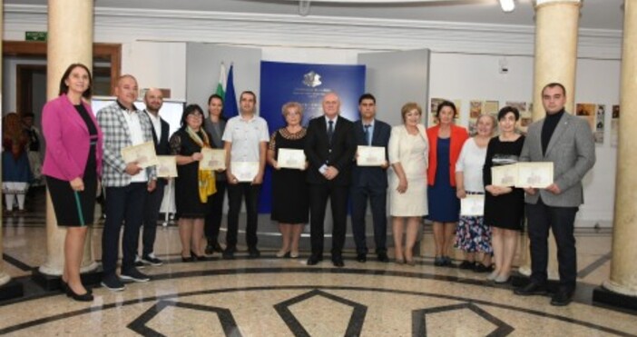 Сн.: МОН Десет български учители бяха отличени за своята работа
