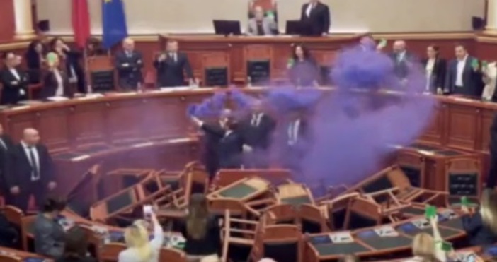 Хаос в албанския парламент след пуснати димки и физическа саморазправа