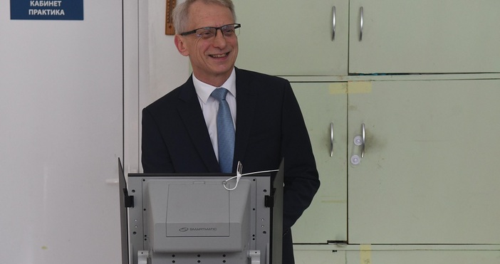 Премиерът Николай Денков успя да гласува с машина от втория