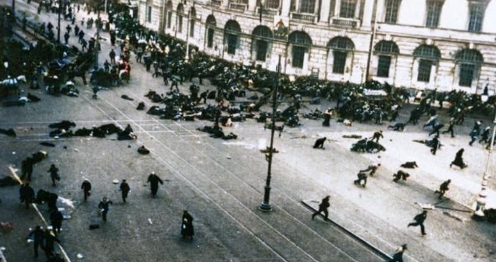Октомврийската революция наричана също Октомврийско въстание  Болшевишки преврат  Октомврийски преврат и други подобни е